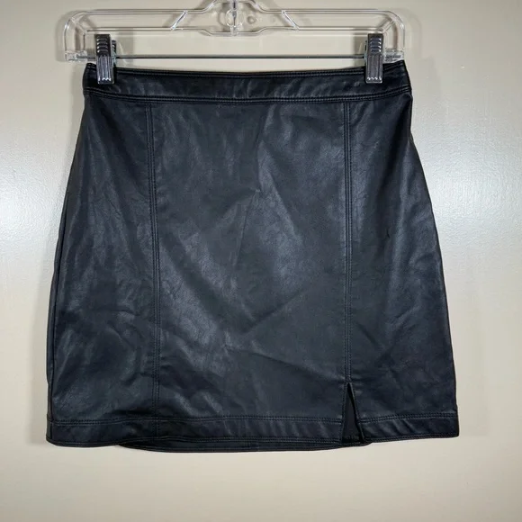 Abercrombie & Fitch black faux leather mini skirt size Small fully lined - Picture 2 of 5